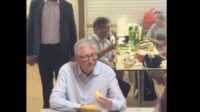 Bill Gates Cicipi Durian & Sate: Reaksi Mengejutkan!