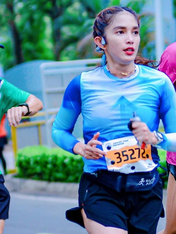 Ussy Sulistiawaty Finish Lari 10K! Luar Biasa Kurang Sejam