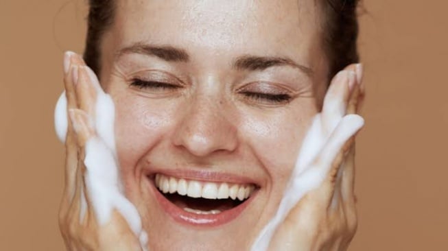 7 Facial Wash Salicylic Acid Terbaik: Hilangkan Jerawat & Awet Muda!