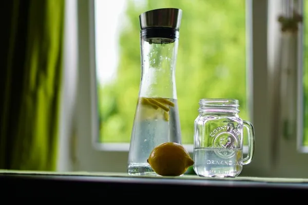 7 Manfaat Ajaib Air Lemon Hangat Pagi Hari: Sehat & Langsing!
