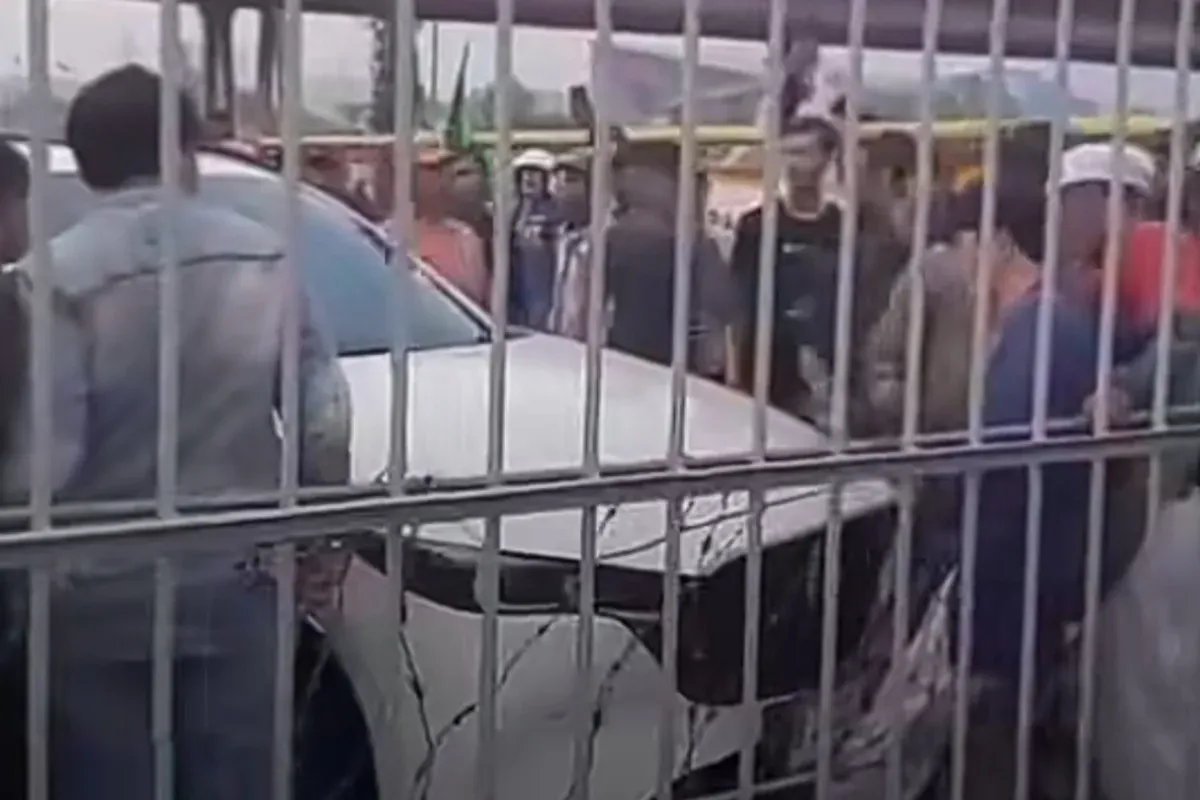 Anggota DPRD Cilegon Tabrak Pendemo? Misteri Kecelakaan Ini Terungkap!