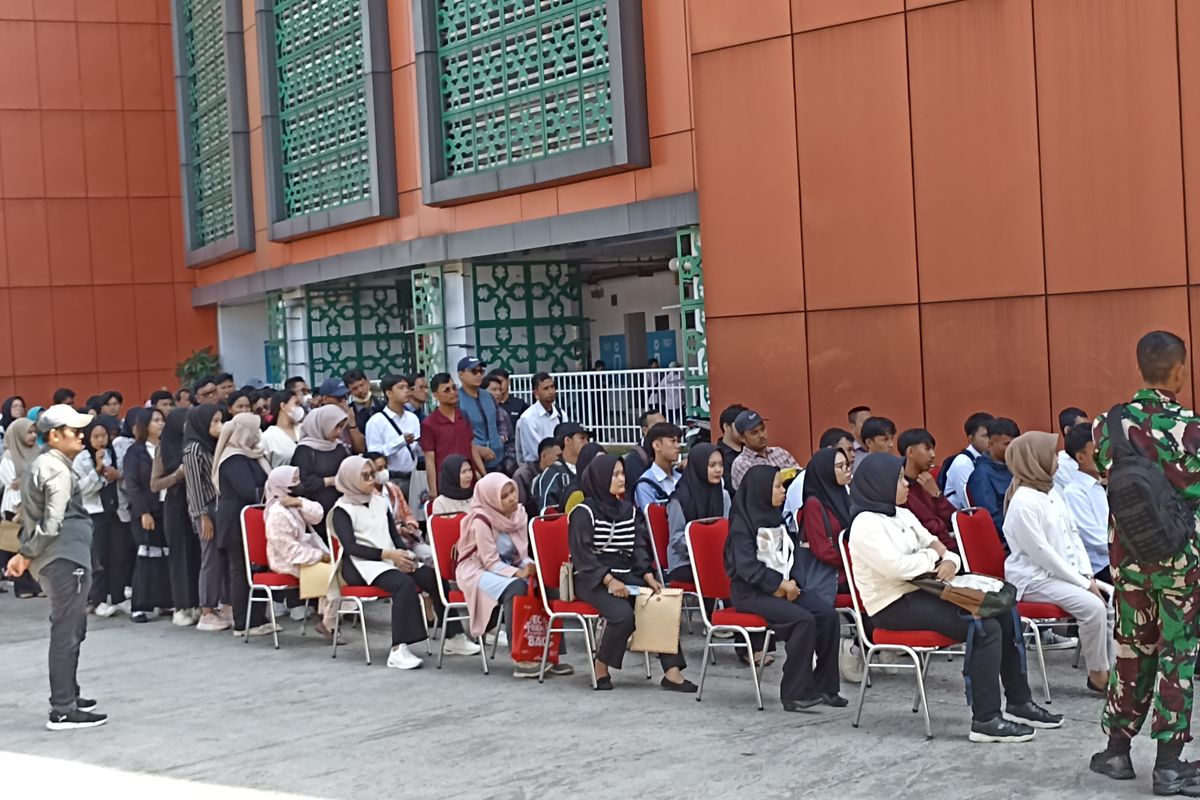 Doa Ibu di Job Fair Pakansari: Harapan di Tengah Ribuan Pelamar