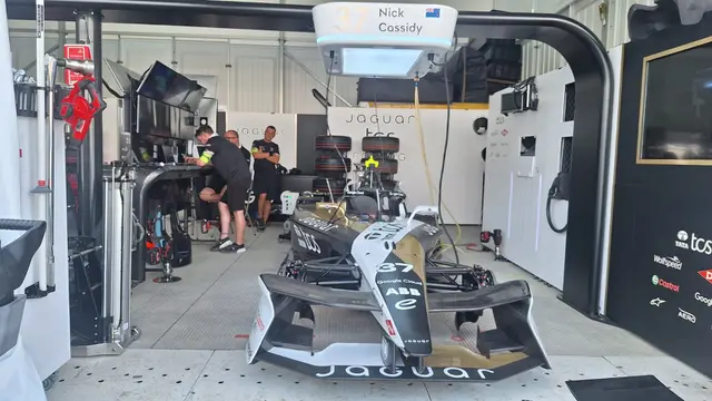 Jaguar Formula E Jakarta: Kecepatan Kilat Mobil Listrik Canggih