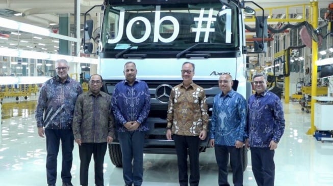 Mercedes-Benz Resmi Produksi Truk di Cikarang: Indonesia Jadi Pusat Manufaktur Global?