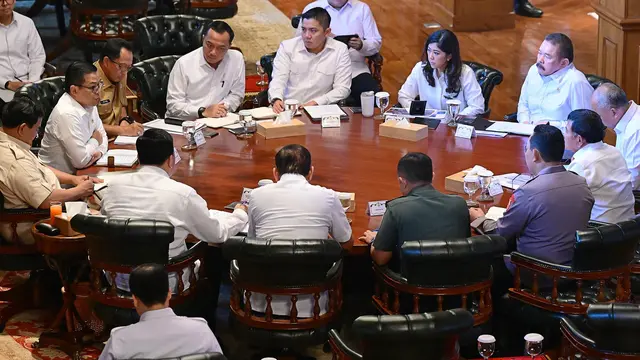Presiden Jokowi Panggil Menteri Bahas Krisis Global Hambalang