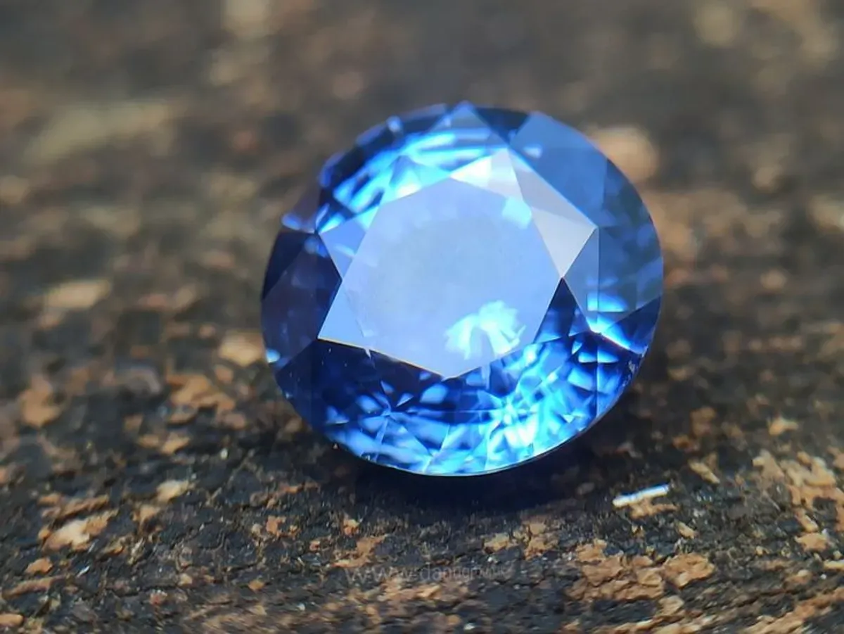 Rahasia Maia Estianty: 6 Tips Merawat Batu Blue Sapphire Berkilau