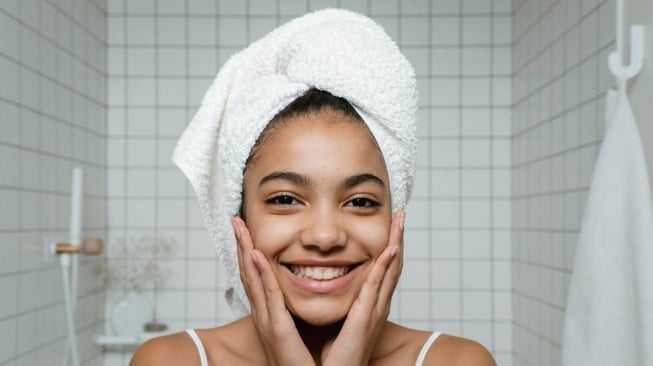 Rahasia Wajah Glowing Sehat? 1 Langkah Skincare Ala Dokter!