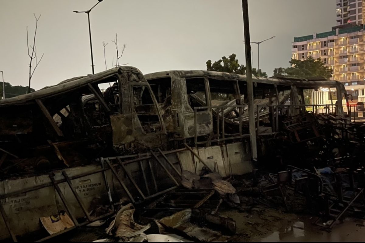Tragedi Kebakaran Bus Cengkareng: Puluhan Bangkai Hangus, Warga Panik